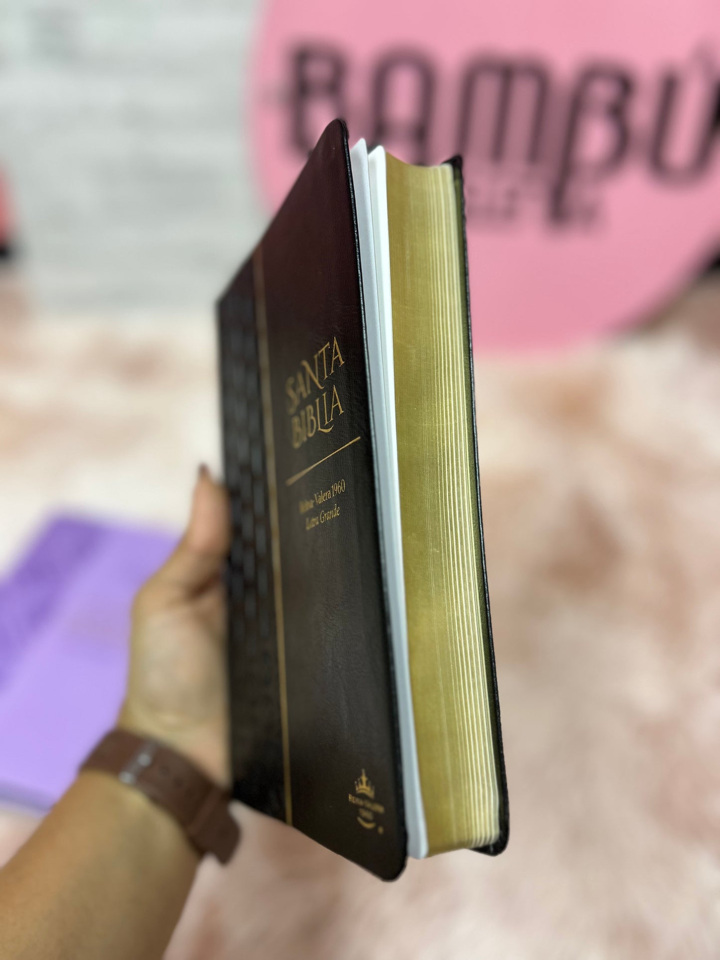Biblia de letra grande 11,5 puntos en símil piel canto pintado palabras de Jesús en rojo y concordancia