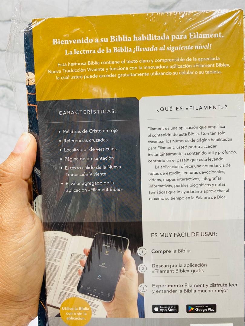 Biblia ultra delgada en versión NTV letra mediada con cierre palabras de Jesús en rojo