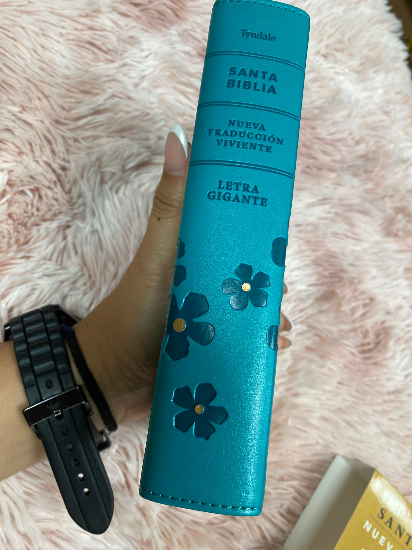 Biblia compacta mediana letra gigante versión NTV con canto dorado e índice en símil piel