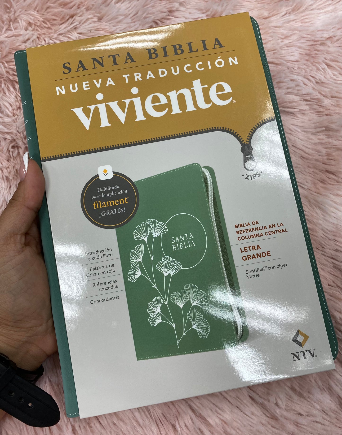 Biblia de referencia en columna central versión NTV de letra grande con cierre símil piel estilo gamuza con concordancia