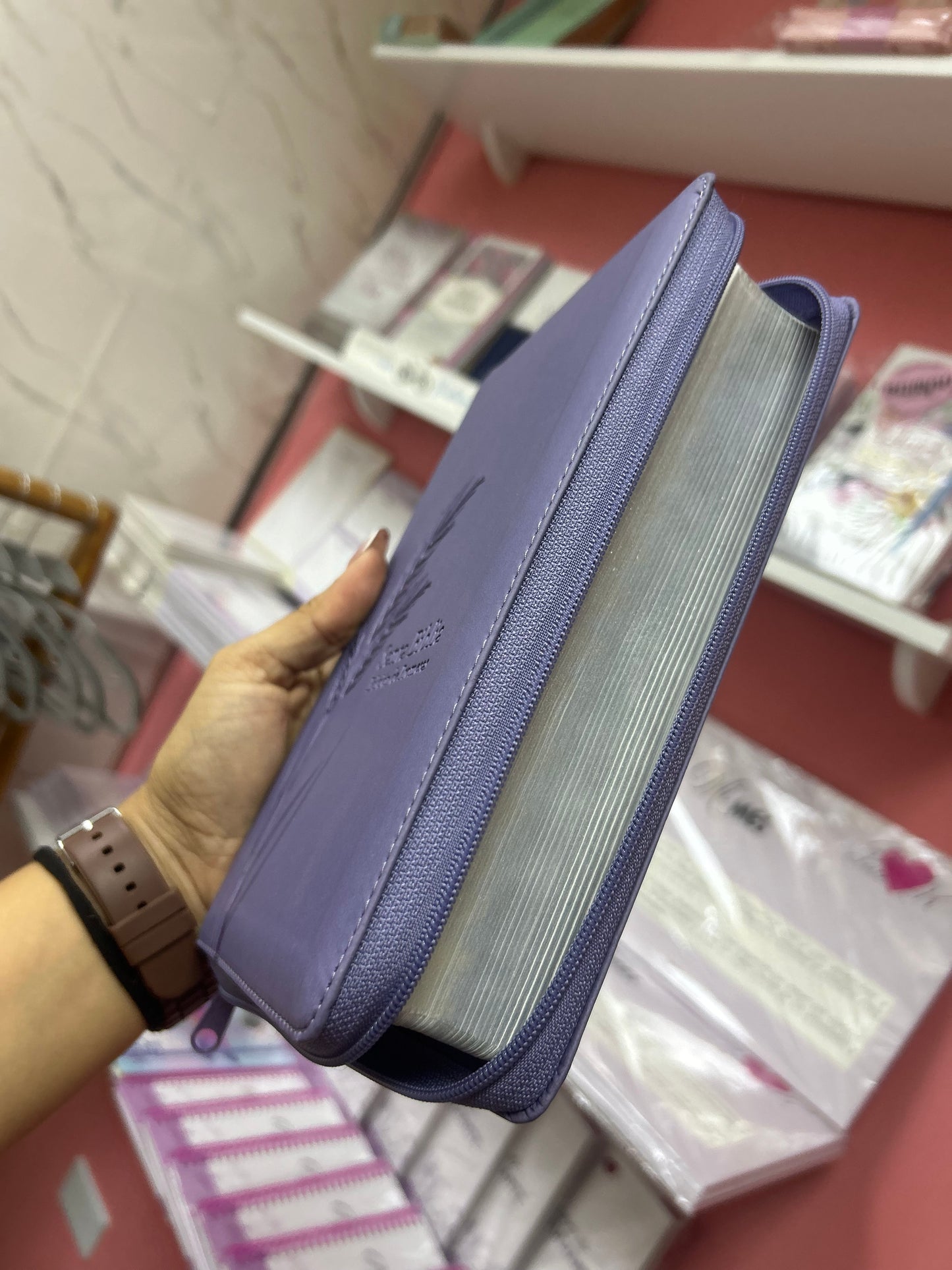 Biblia de promesas símil piel con cierre y canto plateado versión RV1960 letra grande 12 puntos color lavanda