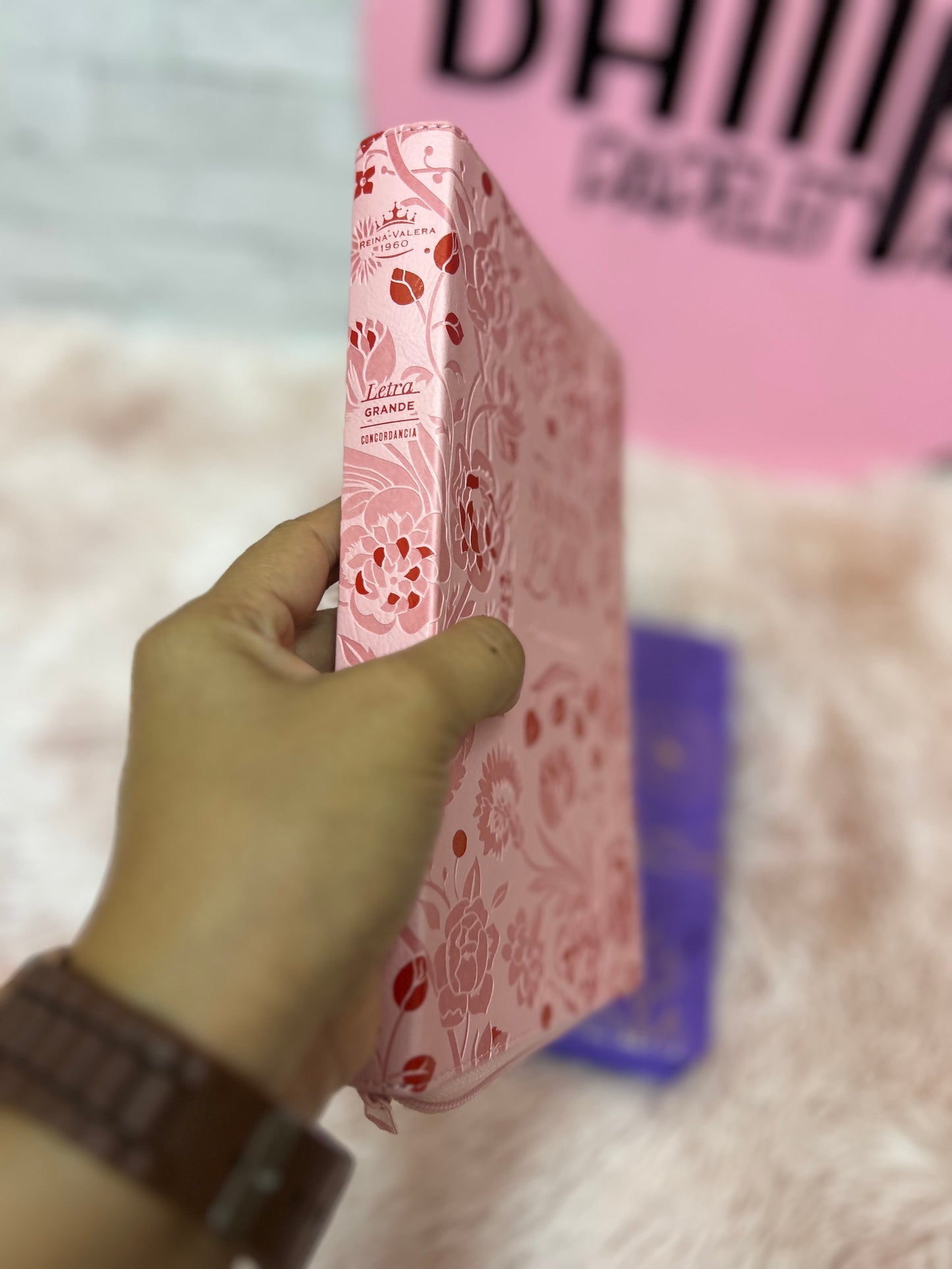 Biblia de letra grande 11,5 puntos con cierre en símil piel canto pintado palabras de Jesús en rojo y concordancia