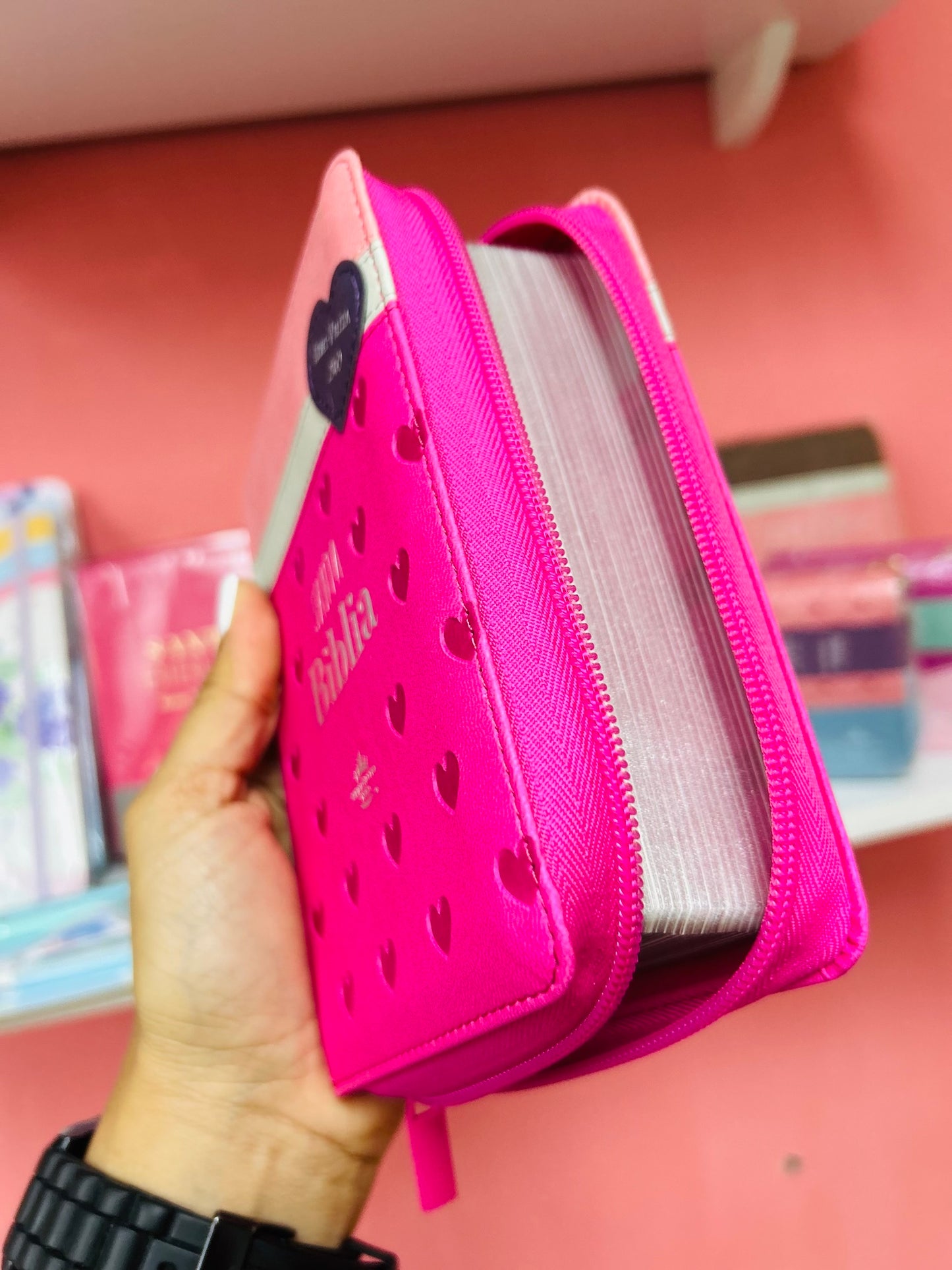 Biblia tamaño bolsillo letra 8 puntos con cierre símil piel versión RV60 con concordancia
