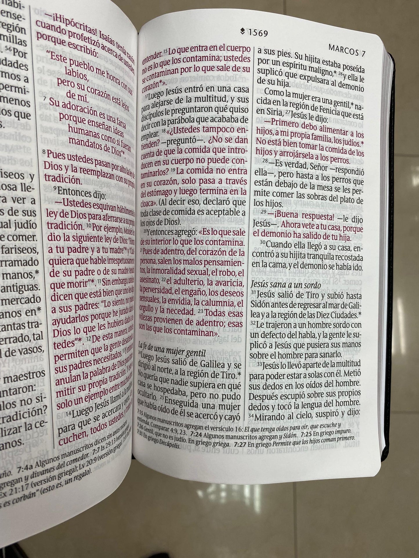 Biblia versión NTV símil piel negra letra grande con concordancia palabras de Jesús en rojo
