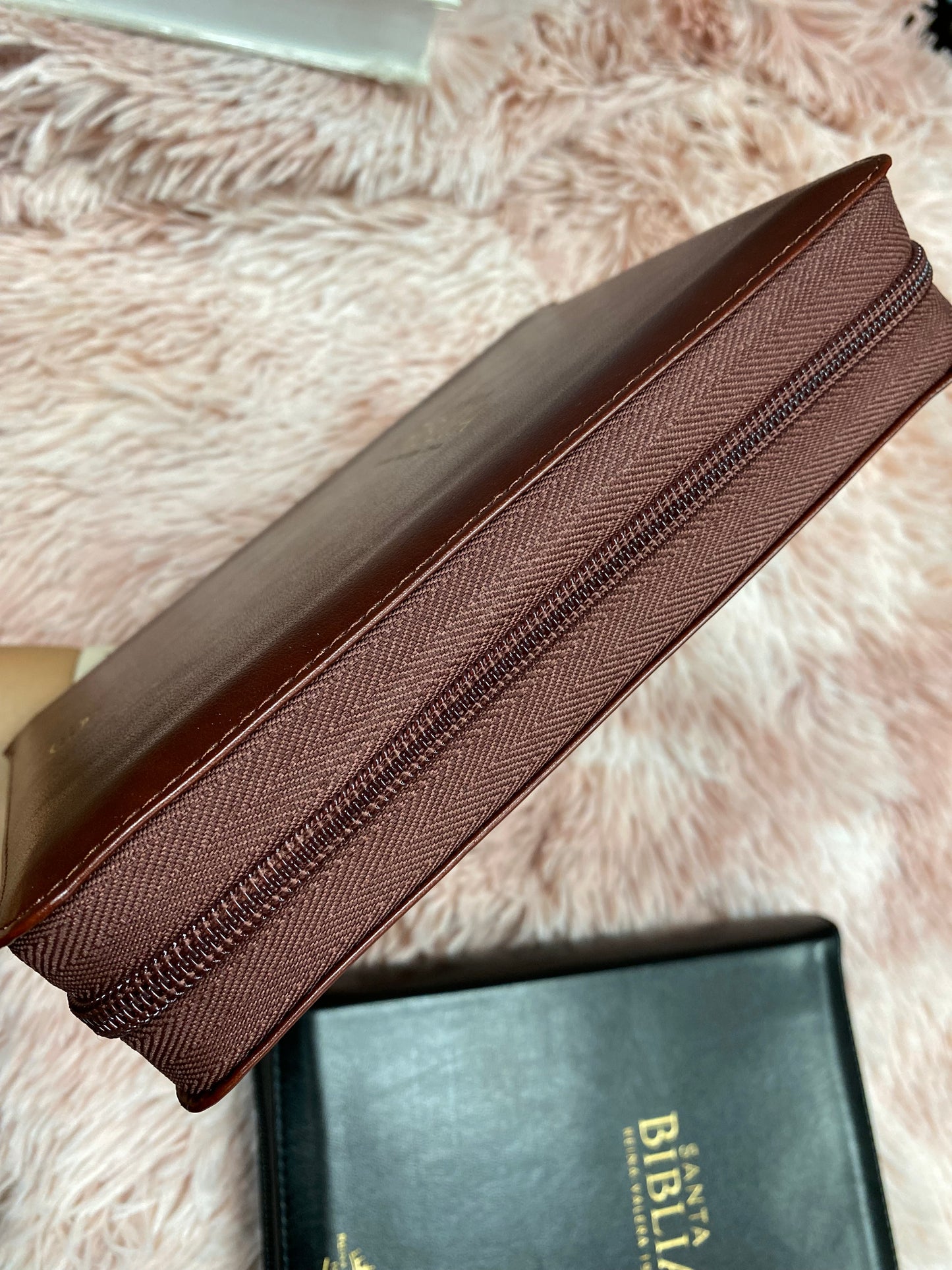 Biblia pequeña letra grande de 11 puntos con cierre y canto dorado versión RV1960 con concordancia