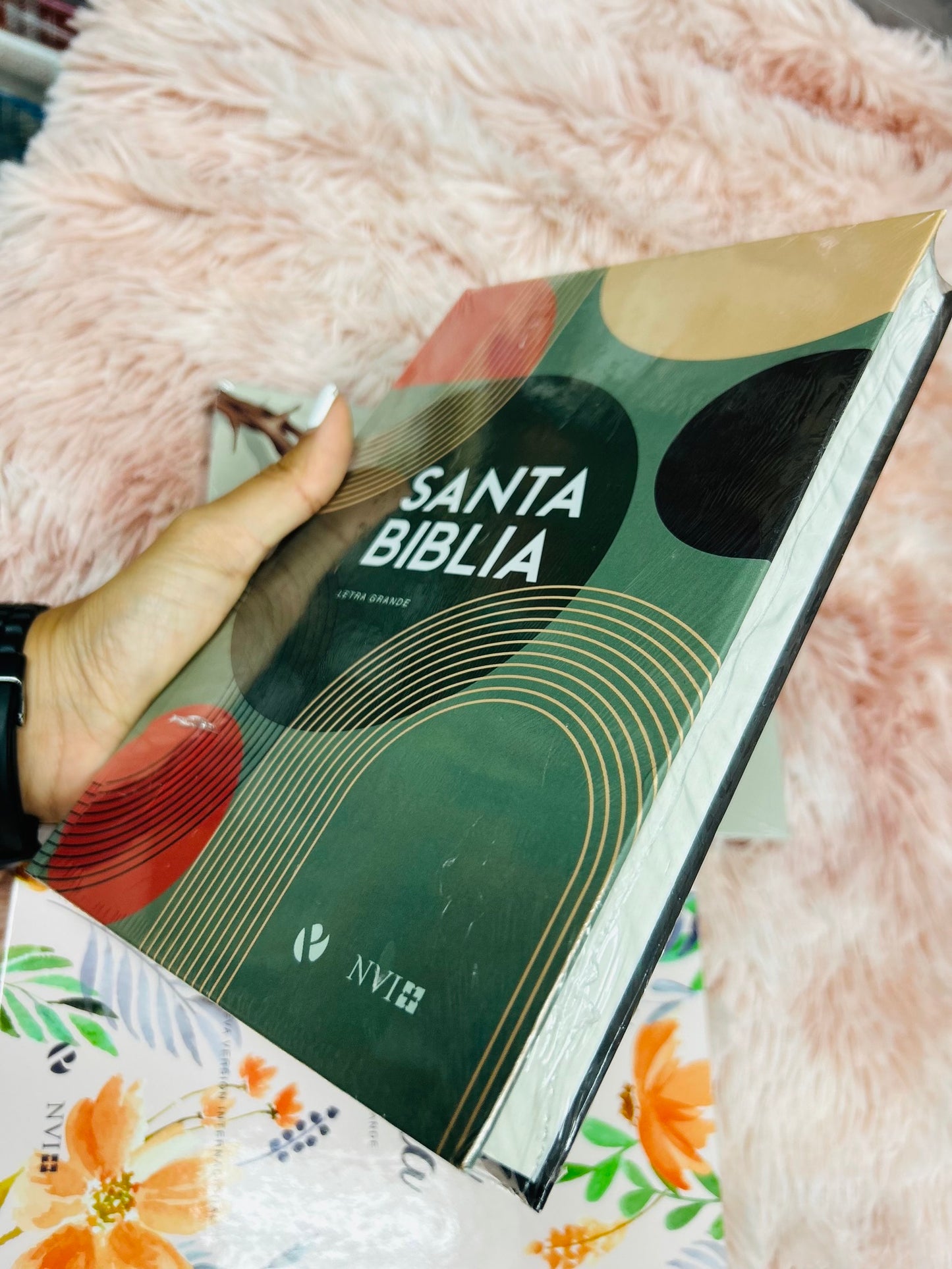 Biblia en tapa dura versión NVI letra mediana
