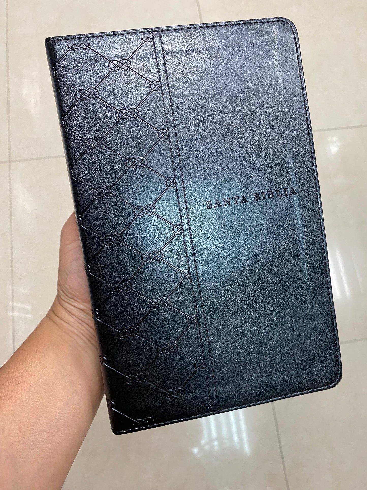 Biblia versión NTV símil piel negra letra grande con concordancia palabras de Jesús en rojo