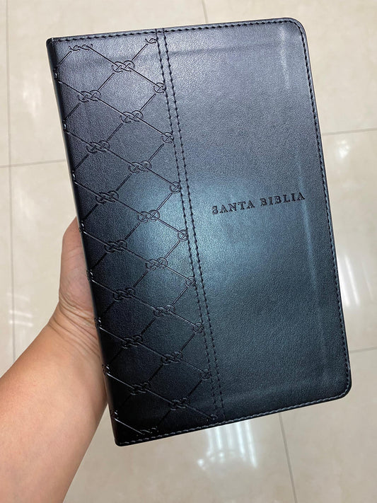 Biblia versión NTV símil piel negra letra grande con concordancia palabras de Jesús en rojo