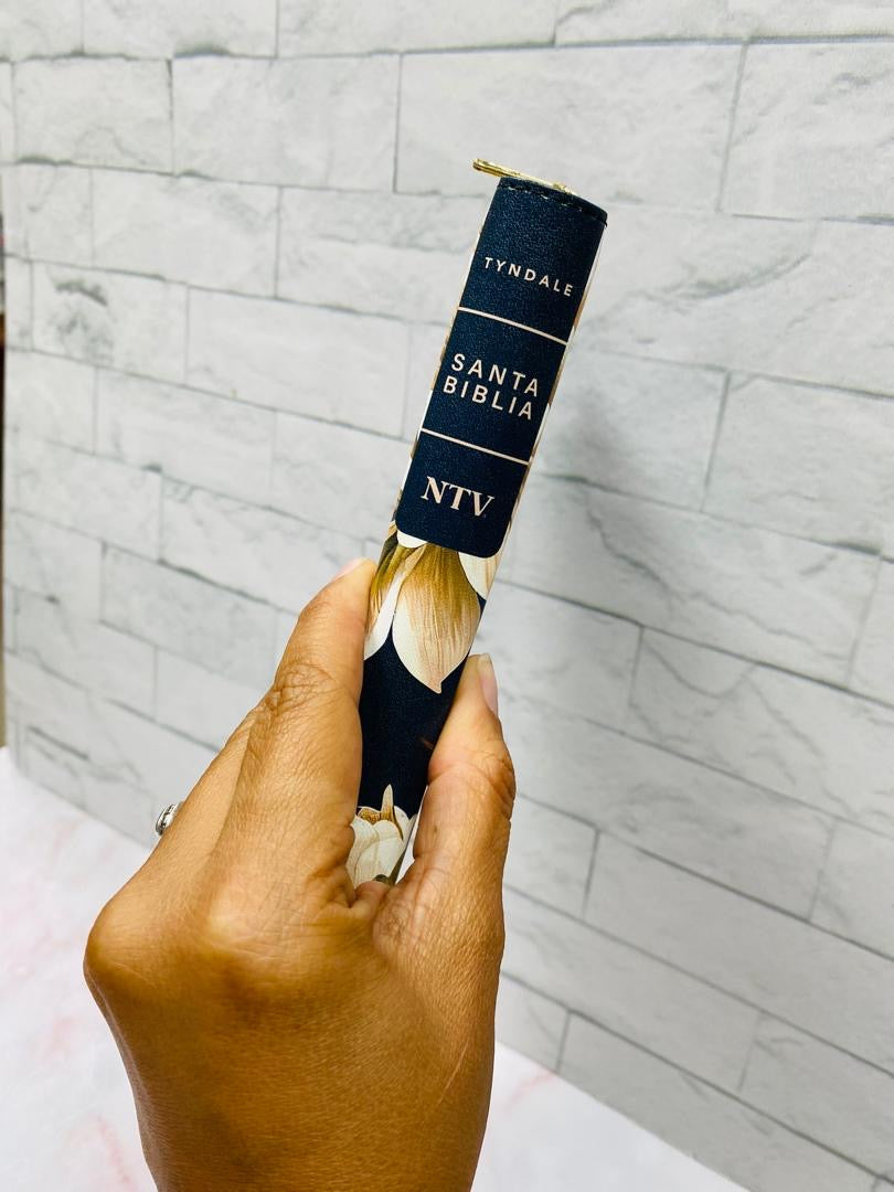 Biblia ultra delgada en versión NTV letra mediada con cierre palabras de Jesús en rojo