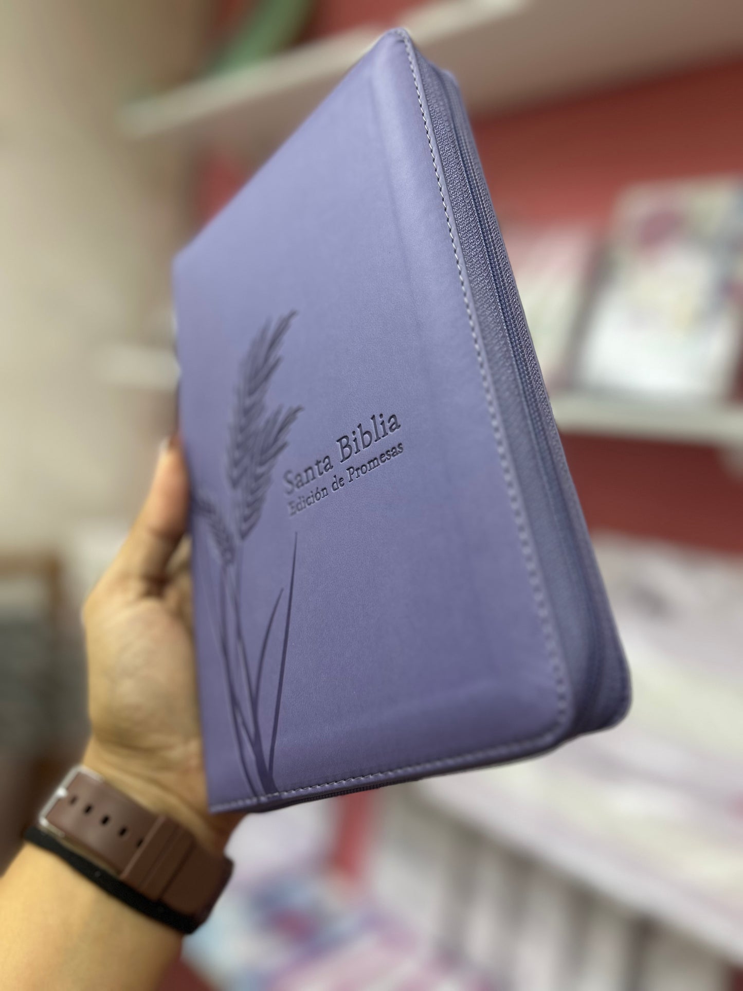 Biblia de promesas símil piel con cierre y canto plateado versión RV1960 letra grande 12 puntos color lavanda