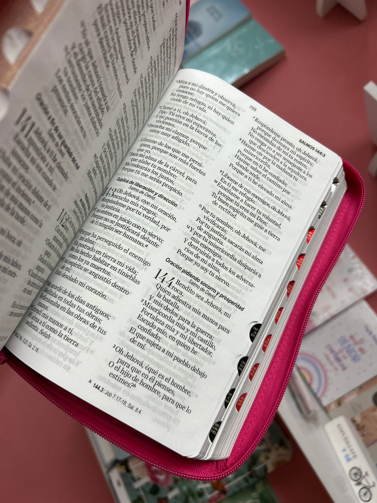 Biblia letra grande 12 puntos versión RV1960 con cierre índice canto dorado y concordancia
