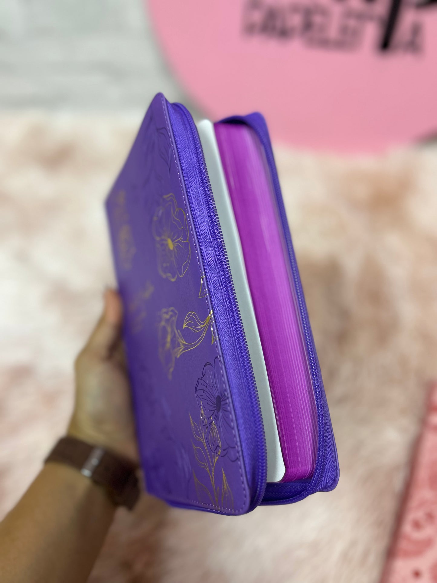Biblia de letra grande 11,5 puntos con cierre en símil piel canto pintado palabras de Jesús en rojo y concordancia