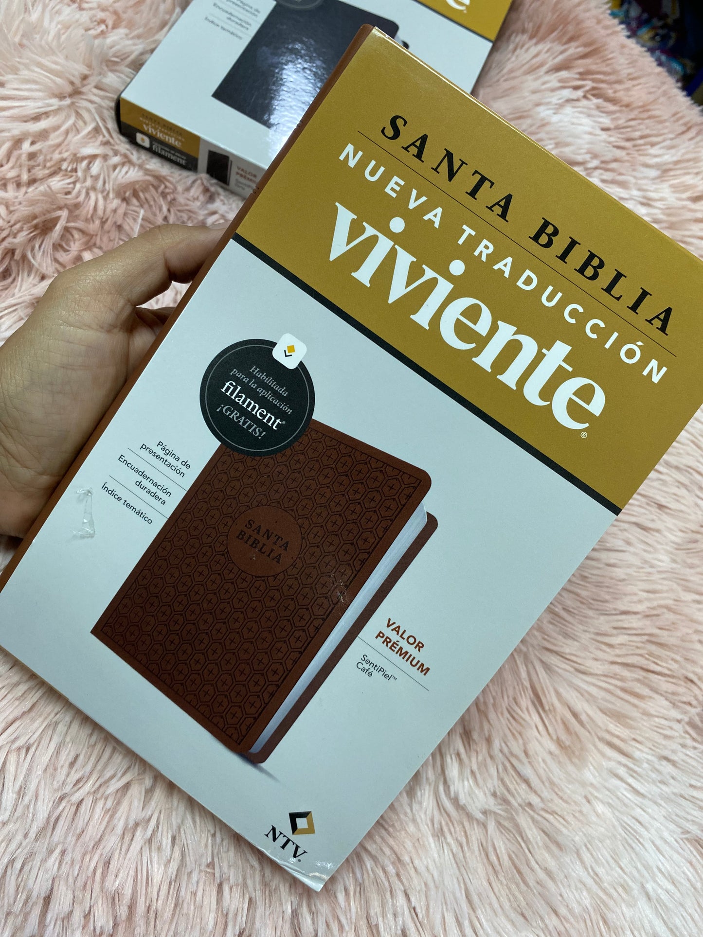 Biblia ultra delgada en símil piel letra mediana versión NTV: nueva traducción viviente