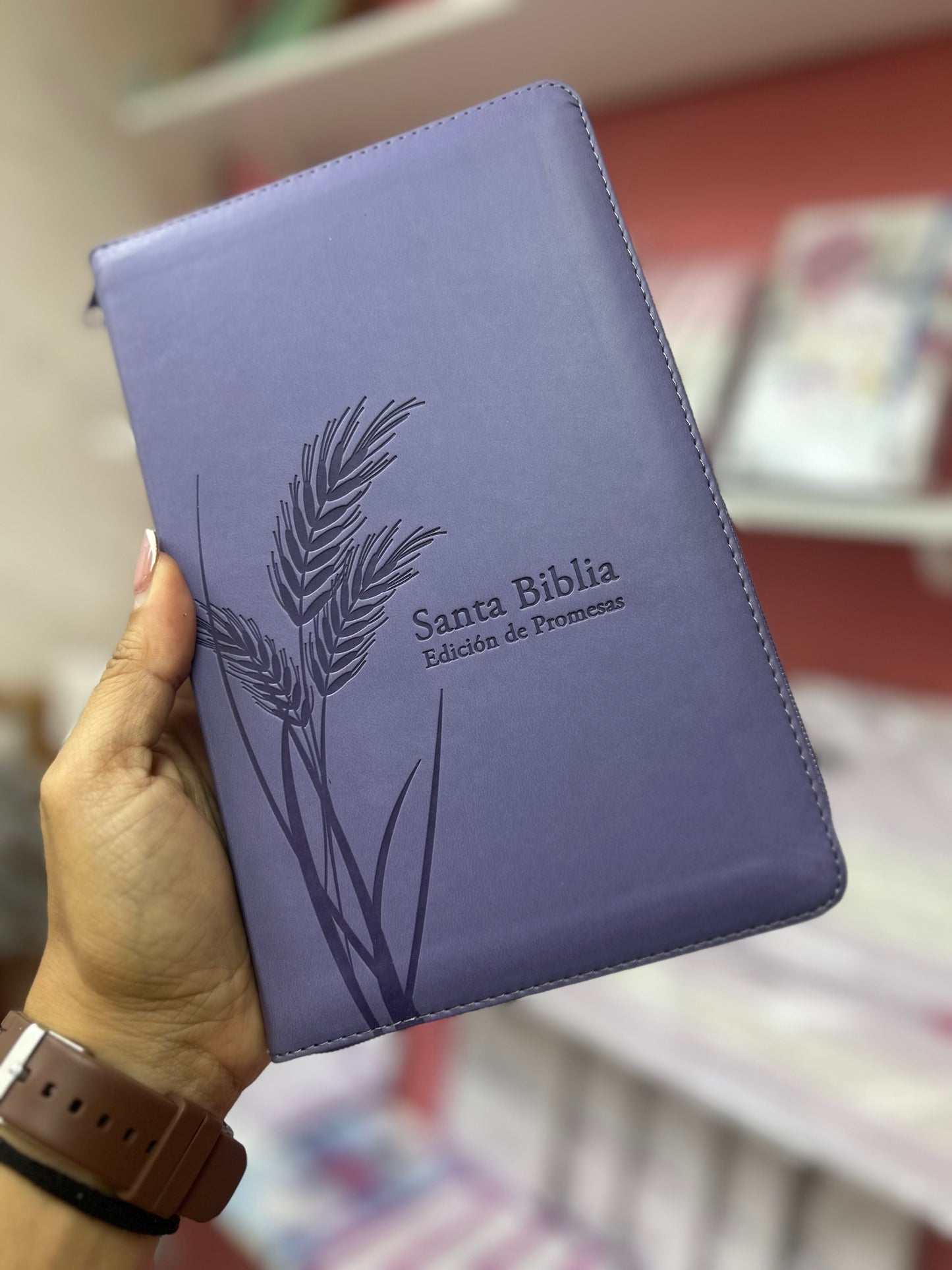 Biblia de promesas símil piel con cierre y canto plateado versión RV1960 letra grande 12 puntos color lavanda
