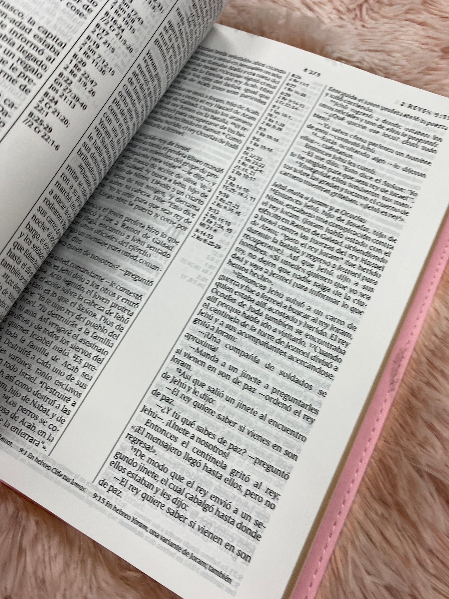 Biblia de referencia en columna central versión NTV en símil piel letra grande de canto dorado con concordancia