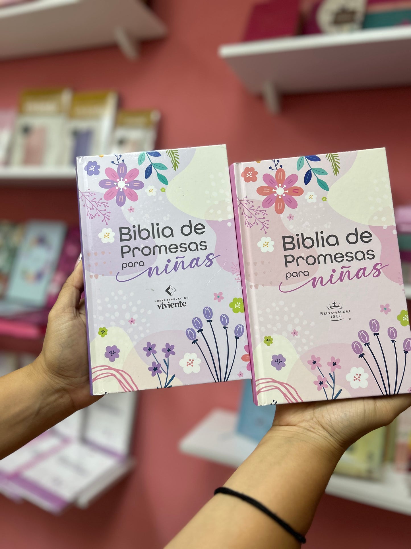 Biblia de promesas para niñas versión NTV en tapa dura ilustrada y promesas marcadas