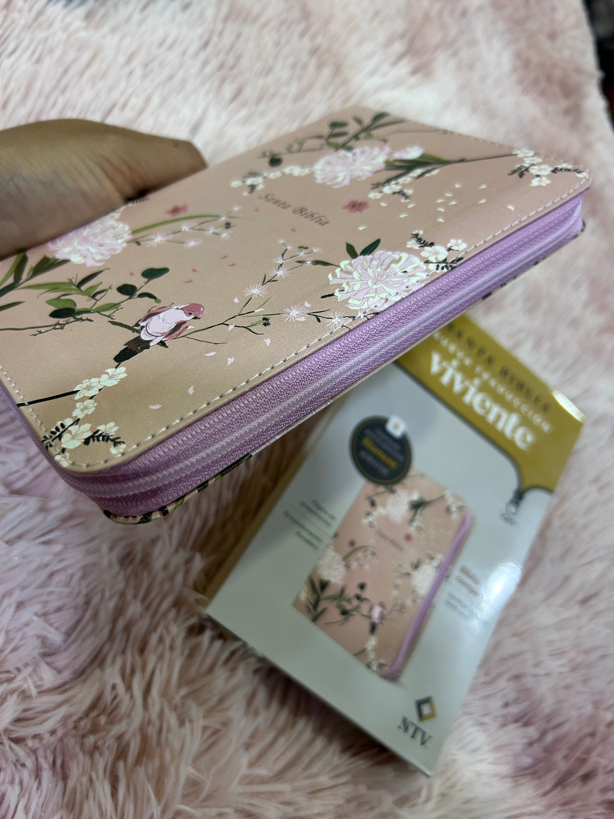 Biblia tamaño compacto con cierre versión NTV letra mediana símil piel rosa floral