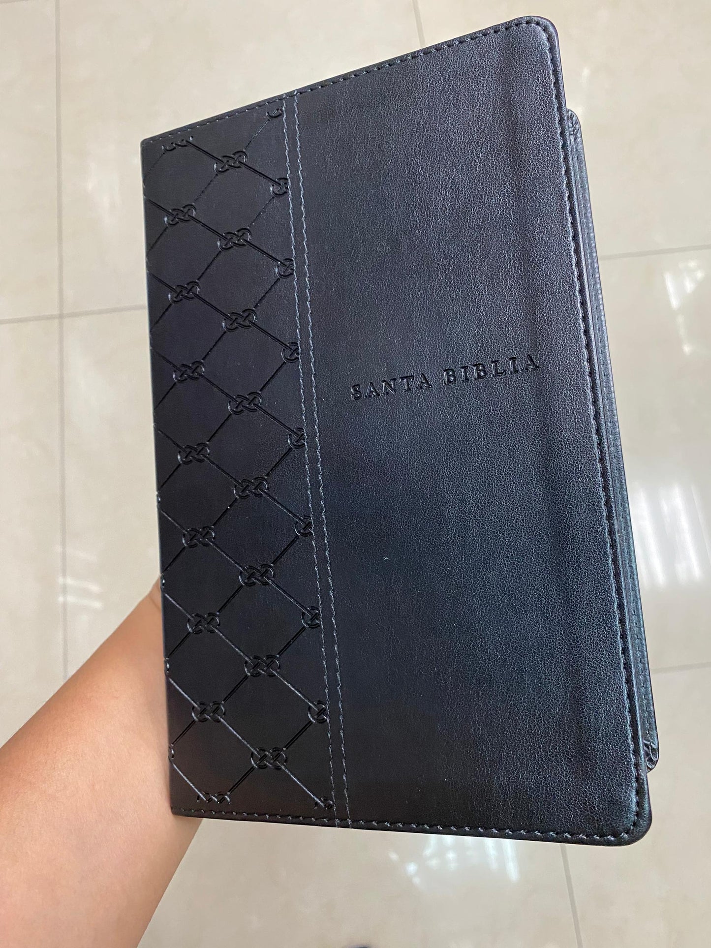 Biblia versión NTV símil piel negra letra grande con concordancia palabras de Jesús en rojo