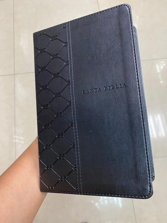 Biblia versión NTV símil piel negra letra grande con concordancia palabras de Jesús en rojo