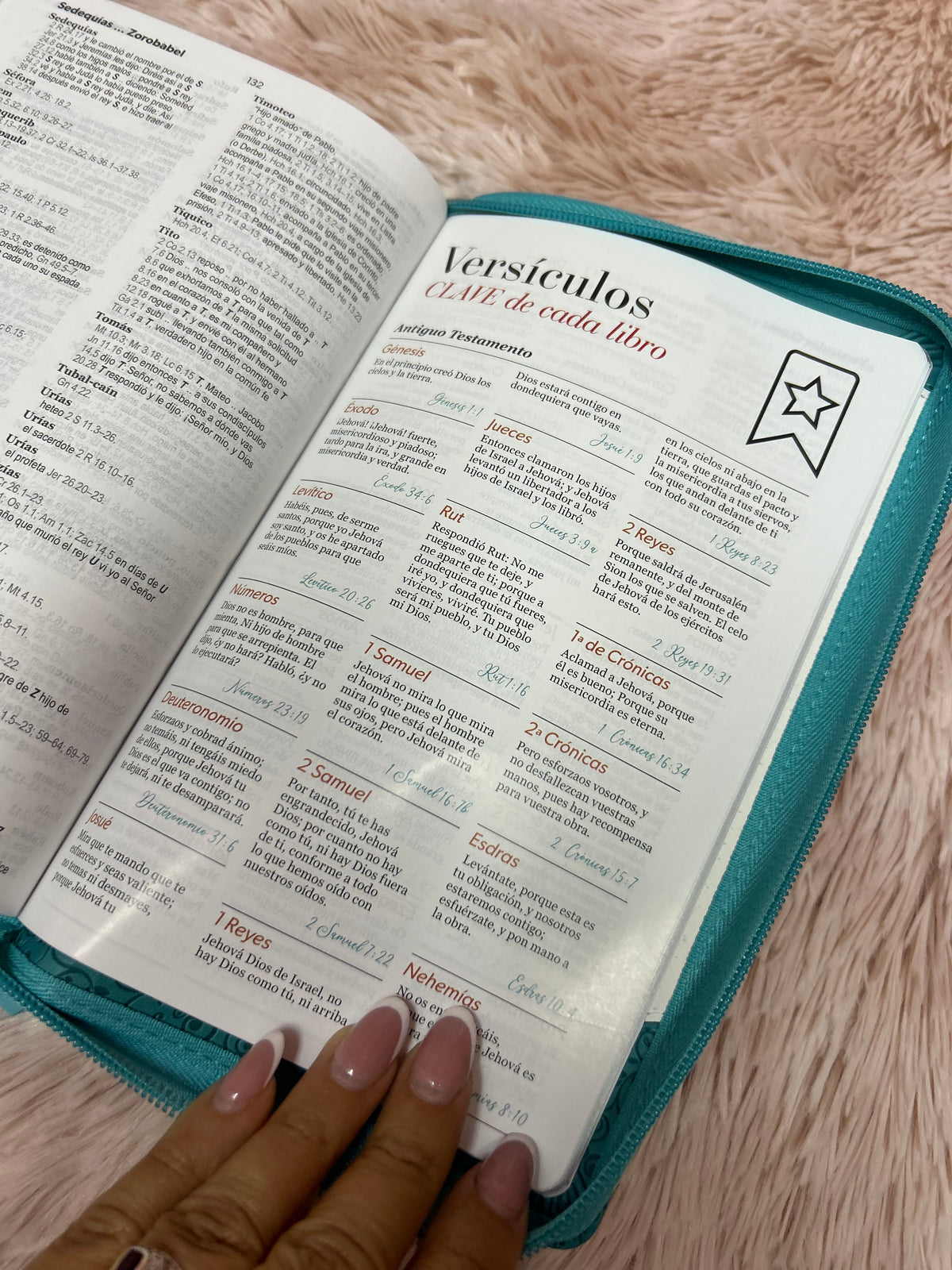 Biblia letra grande de símil piel con relieve blanco y turquesa con cierre y canto pintado versión RV1960