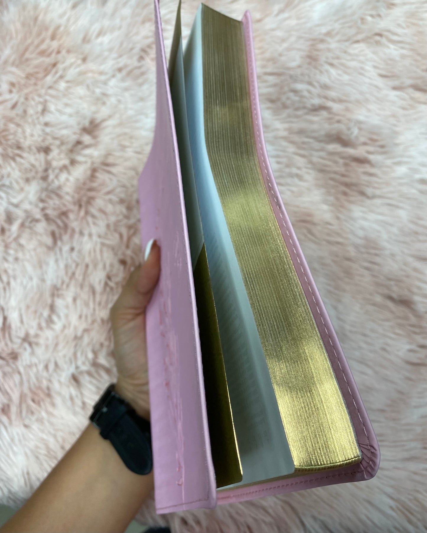 Biblia de referencia en columna central versión NTV en símil piel letra grande de canto dorado con concordancia