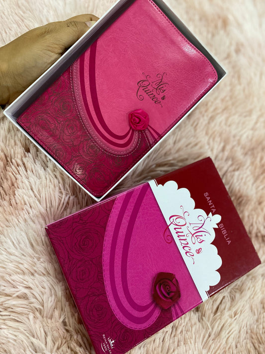 Biblia quinceañera en símil piel con relieve en versión RV1960