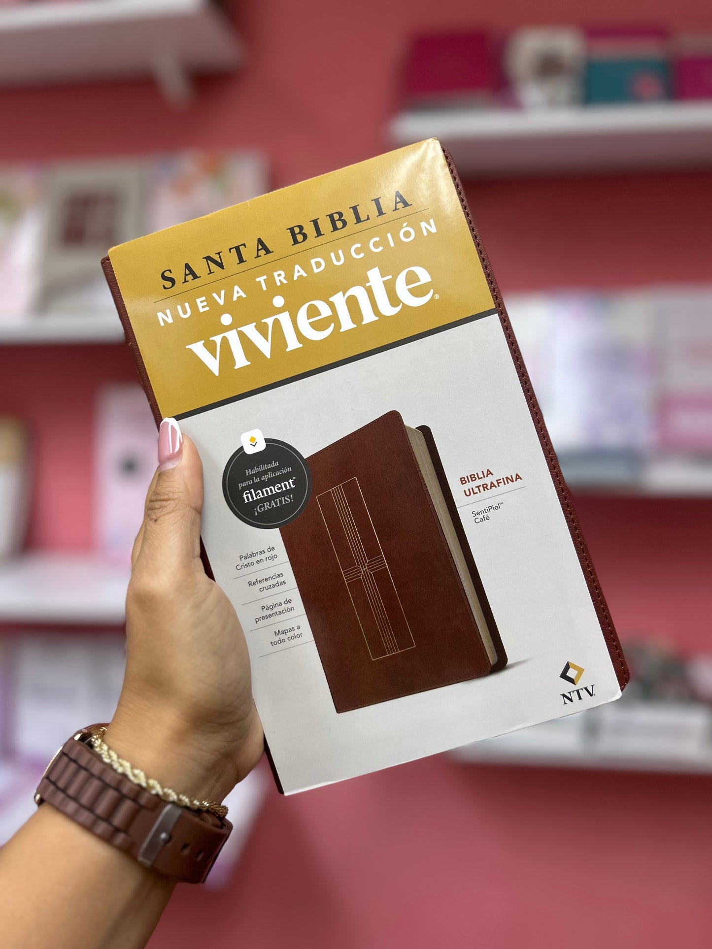 Biblia ultra fina canto dorado versión NTV símil piel letra mediana