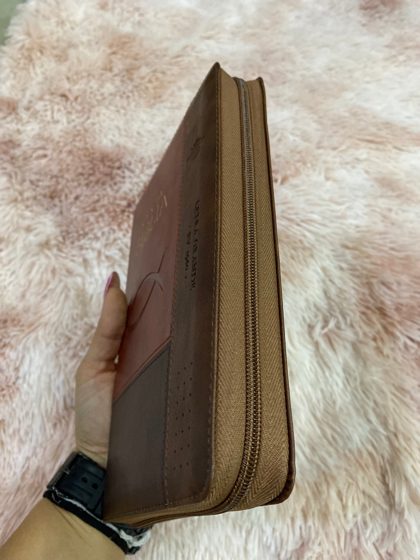 Biblia letra grande con cierre e índice versión RV1960 en símil piel con concordancia (tamaño manual)