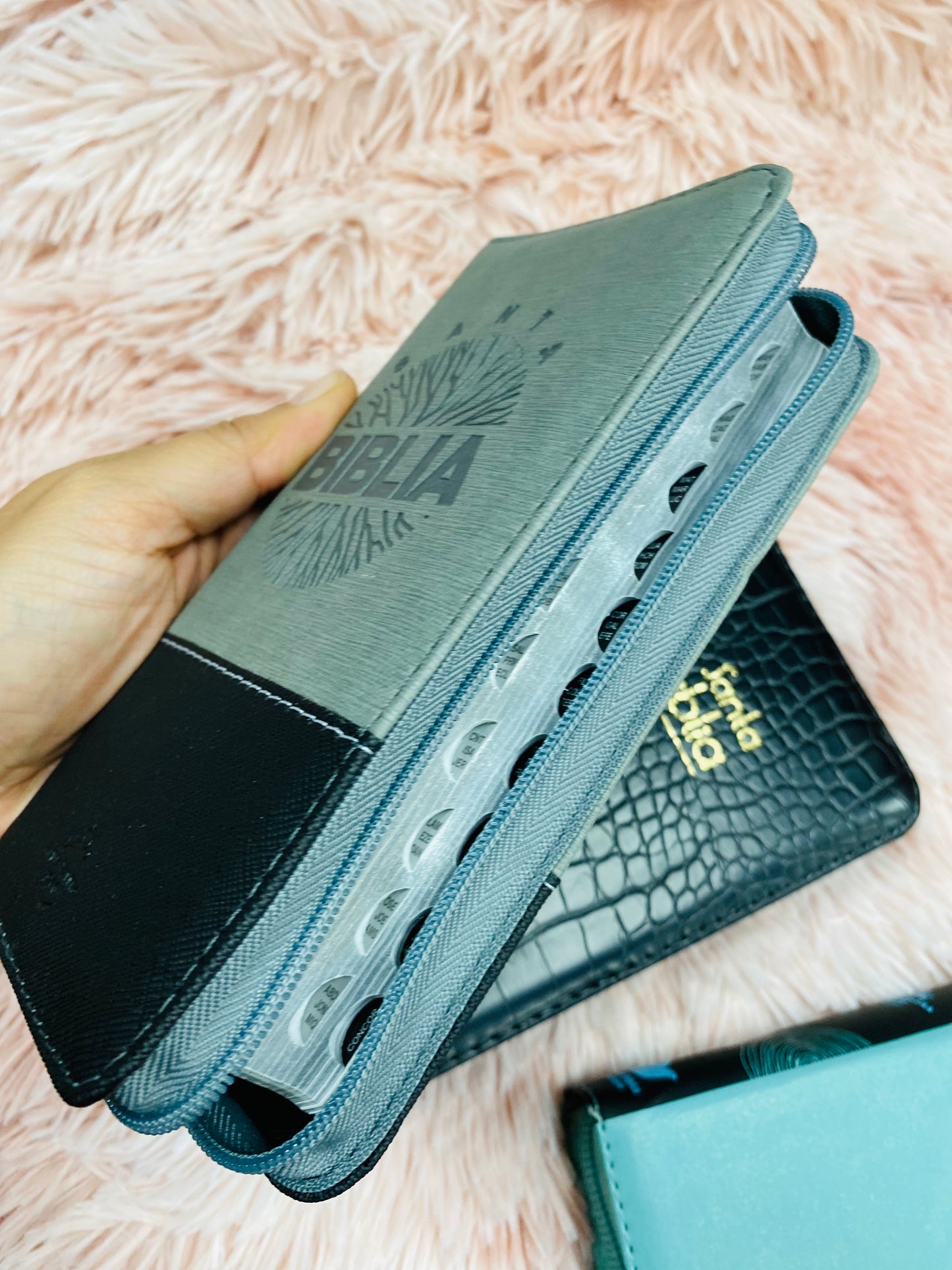 Biblia de bolsillo tipo monedero con cierre e índice letra mediana versión RV1960