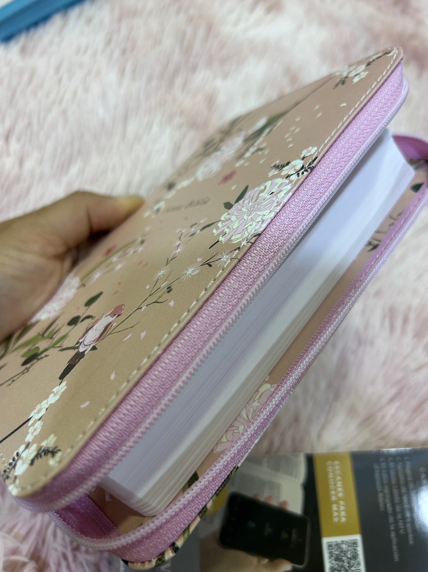 Biblia tamaño compacto con cierre versión NTV letra mediana símil piel rosa floral