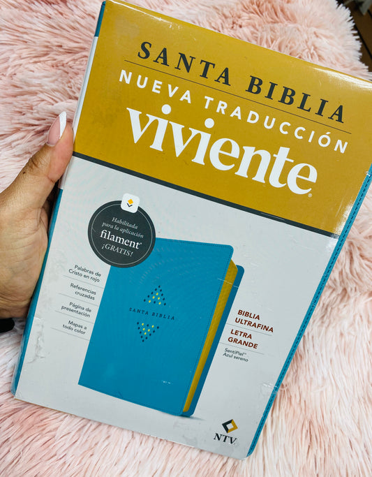 Biblia ultrafina de versión NTV en símil piel letra grande 10,25 de canto dorado con concordancia y palabras de Jesús en rojo