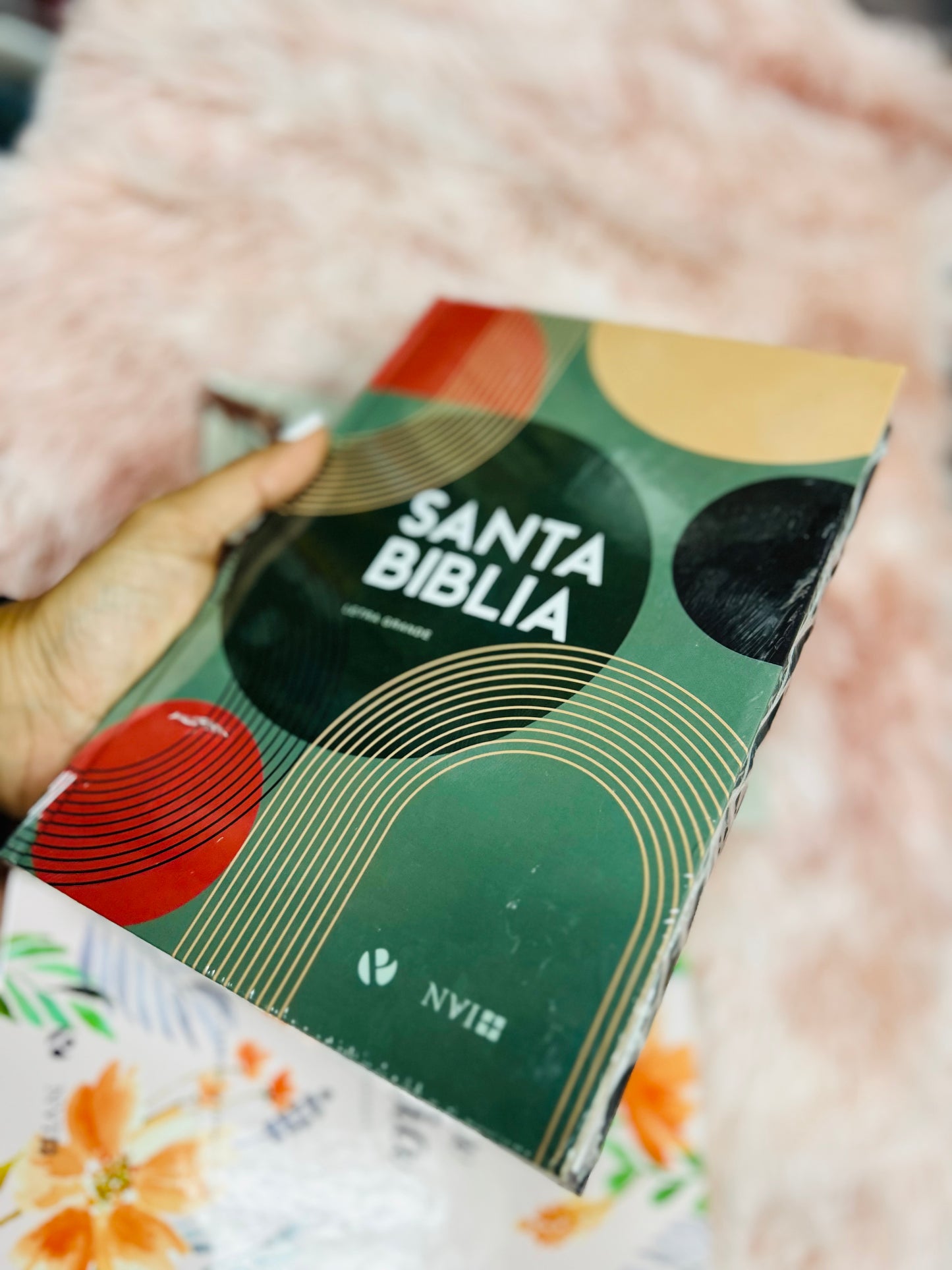 Biblia en tapa dura versión NVI letra mediana
