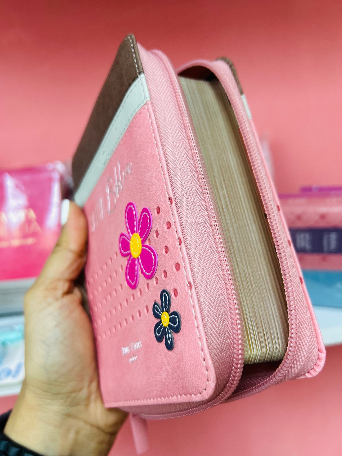 Biblia tamaño bolsillo letra 8 puntos con cierre símil piel versión RV60 con concordancia