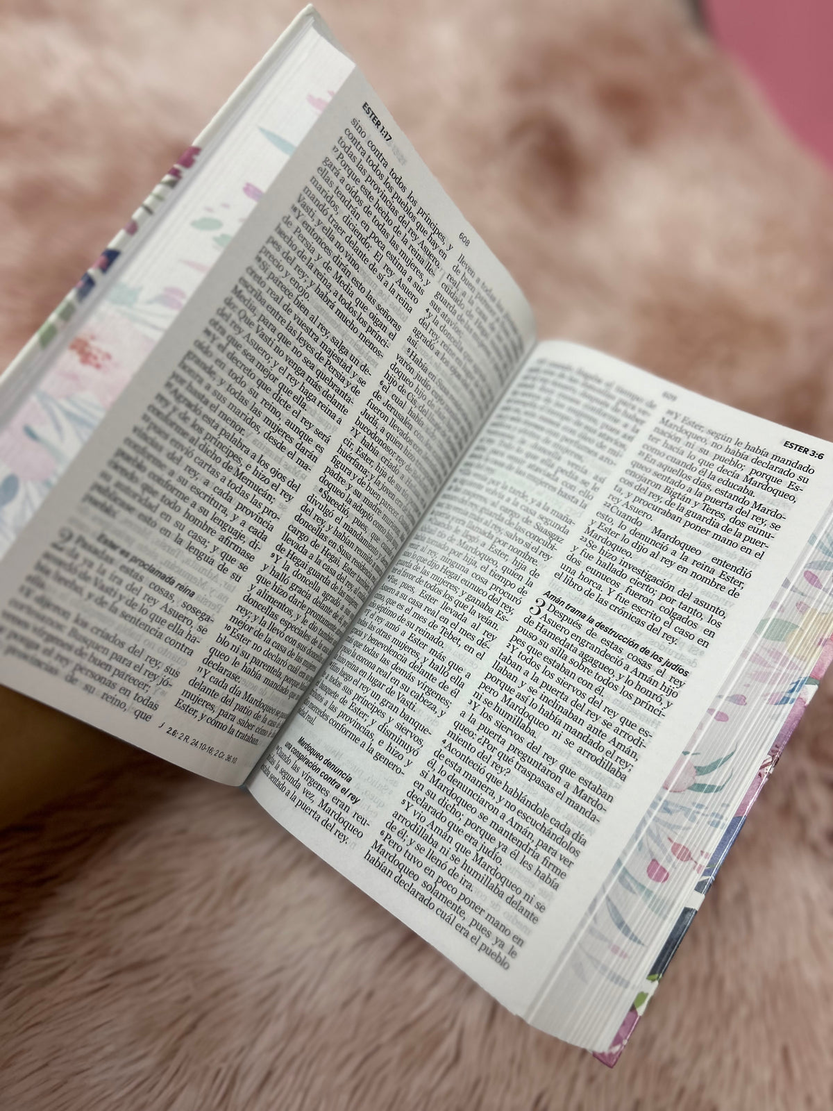 Biblia en tapa dura letra grande 12 puntos de canto floreado versión RV1960 con concordancia y palabras de Jesús en rojo