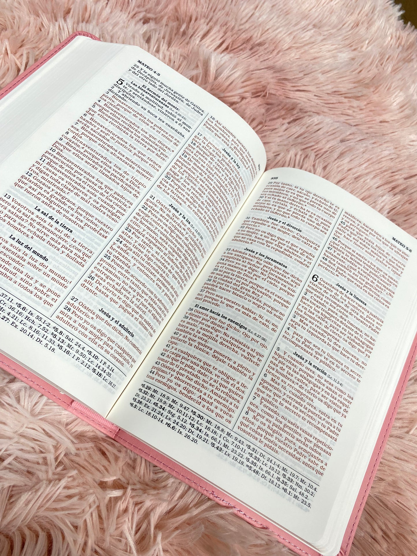 Biblia de regalos y premios en simil piel con palabras de Jesús en rojo y concordancia letra mediana versión RV1960