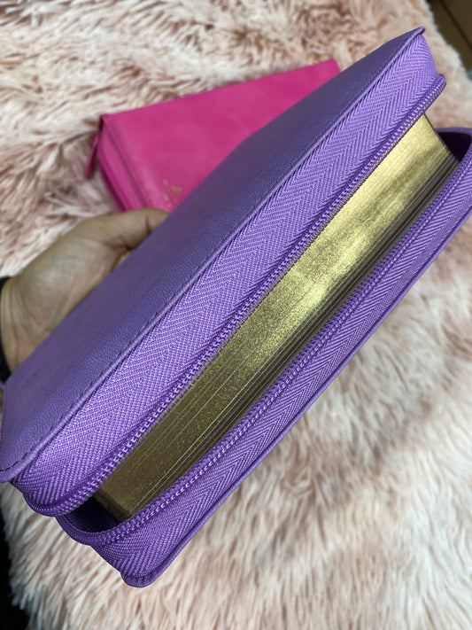 Biblia pequeña de letra grande 11 puntos con canto dorado y cierre versión RV60 con concordancia