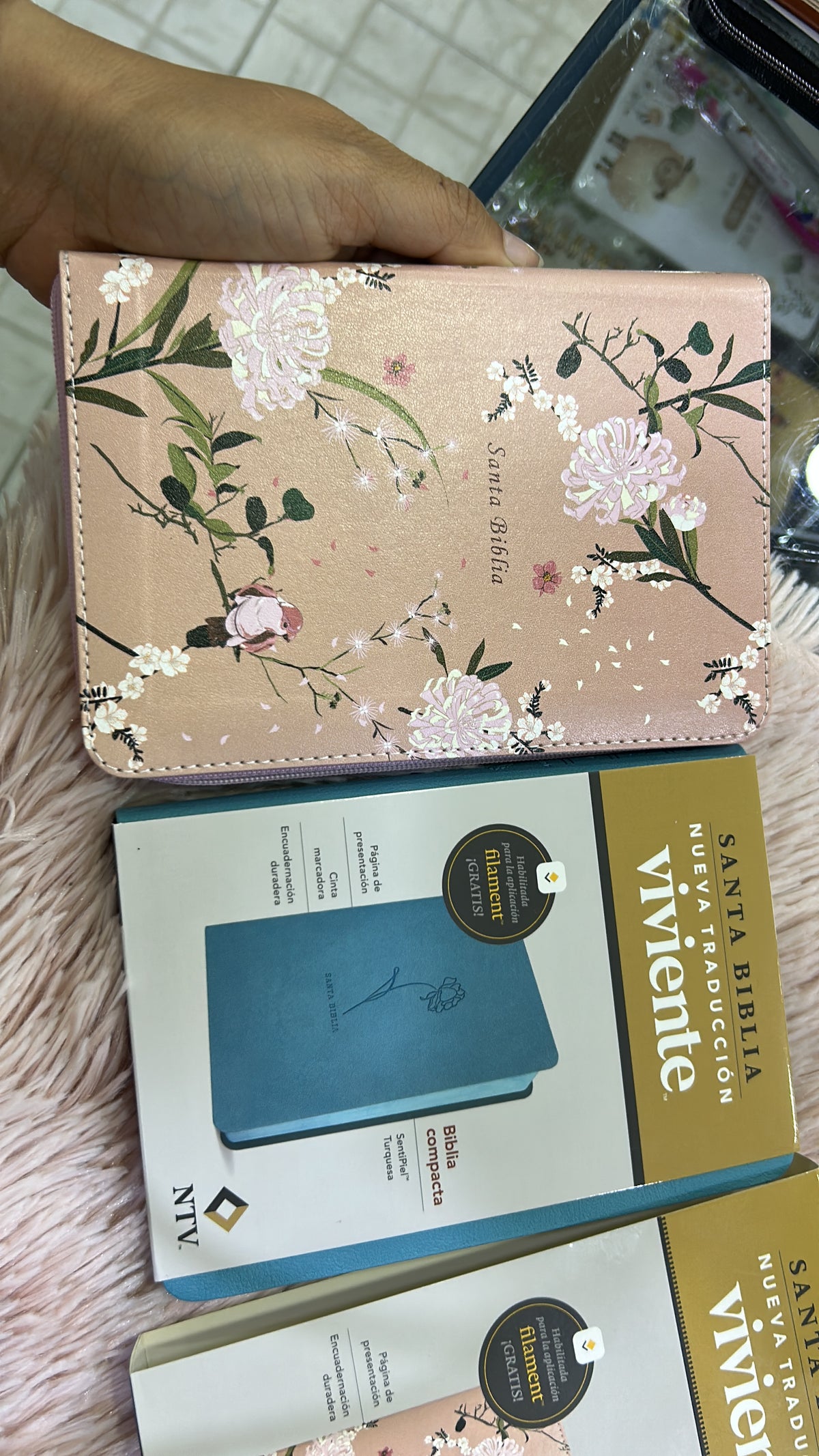 Biblia tamaño compacto con cierre versión NTV letra mediana símil piel rosa floral