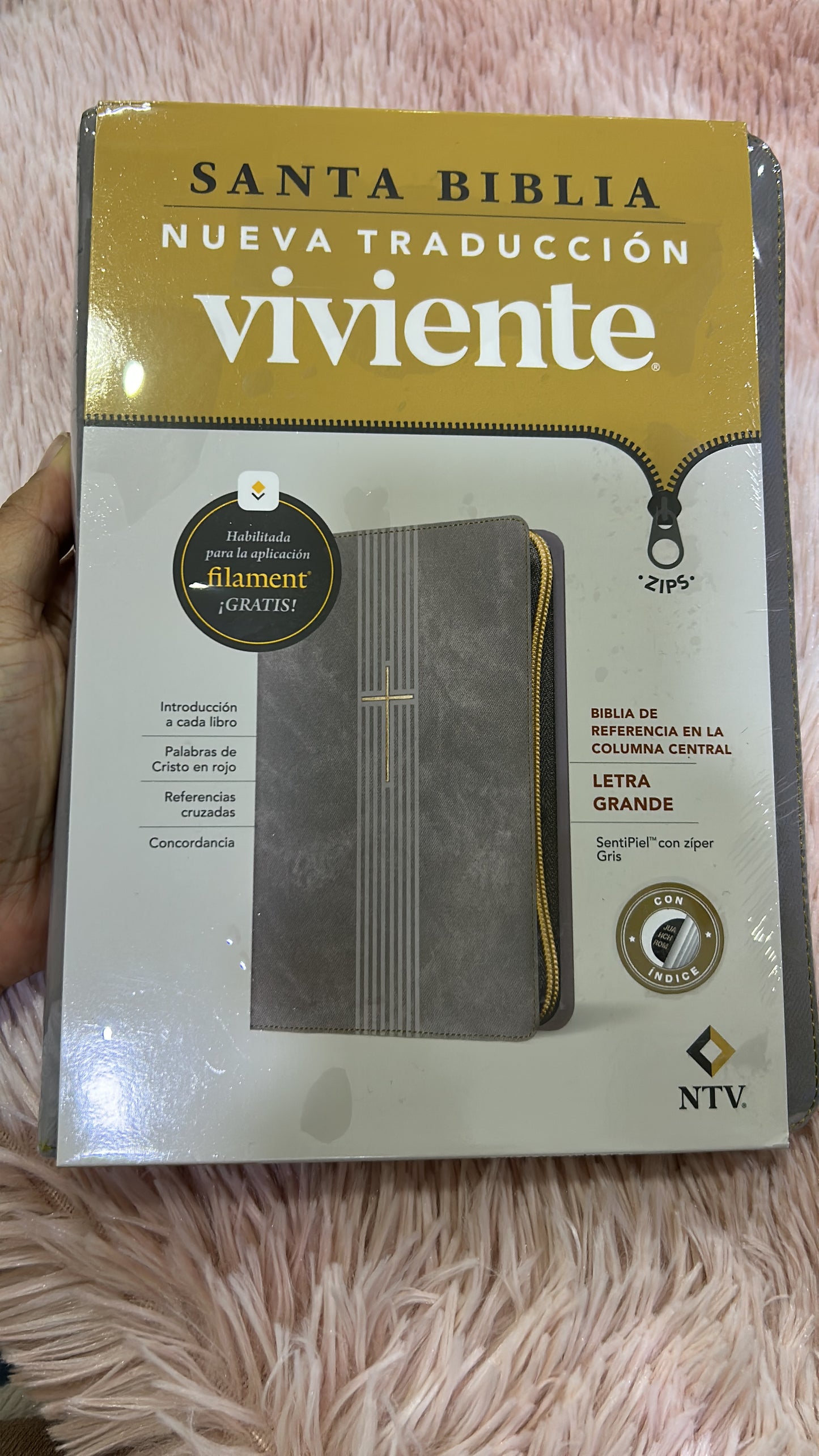 Biblia de referencia en columna central letra grande en semi piel con cierre referencias cruzadas y palabras de Jesús en rojo