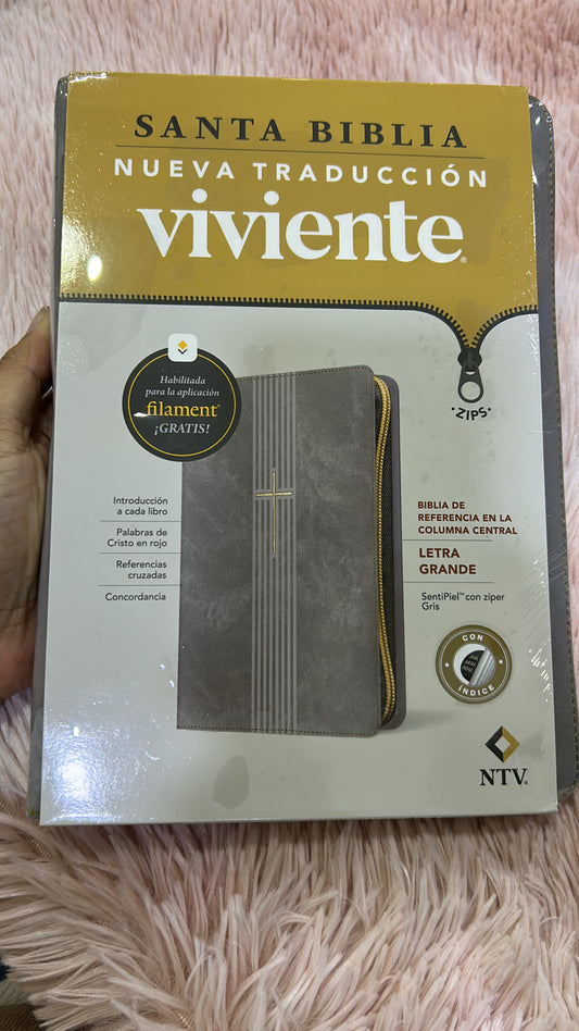 Biblia de referencia en columna central letra grande en semi piel con cierre referencias cruzadas y palabras de Jesús en rojo
