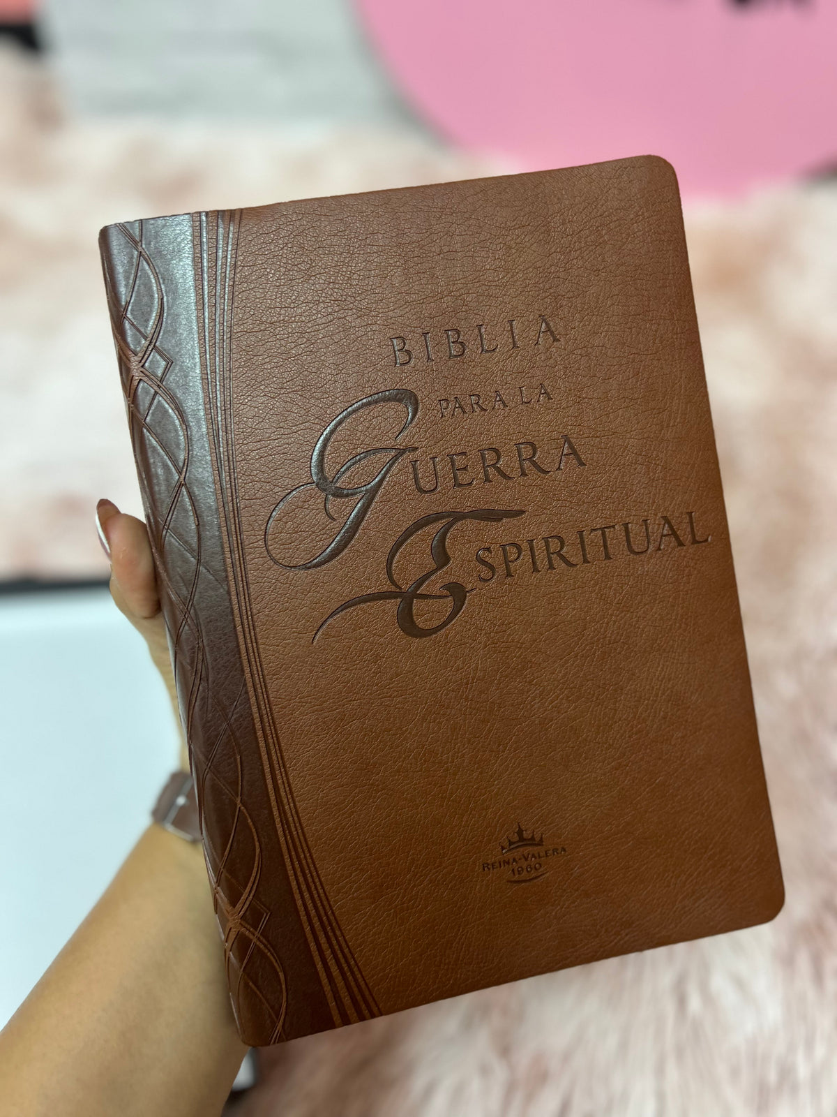 Biblia de estudio para la guerra espiritual en imitación piel de lujo canto dorado versión RV1960