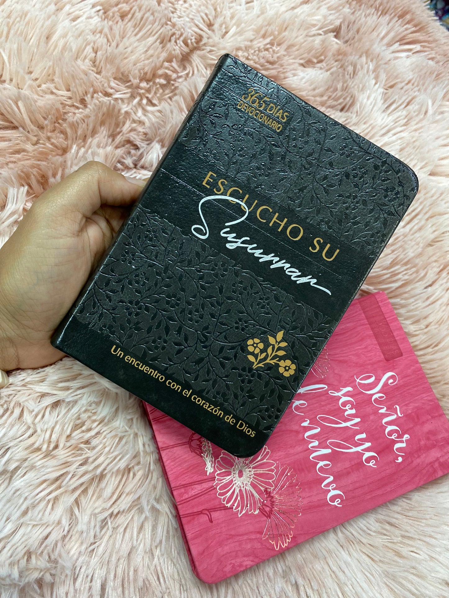 Libro devocional: escucho su susurro