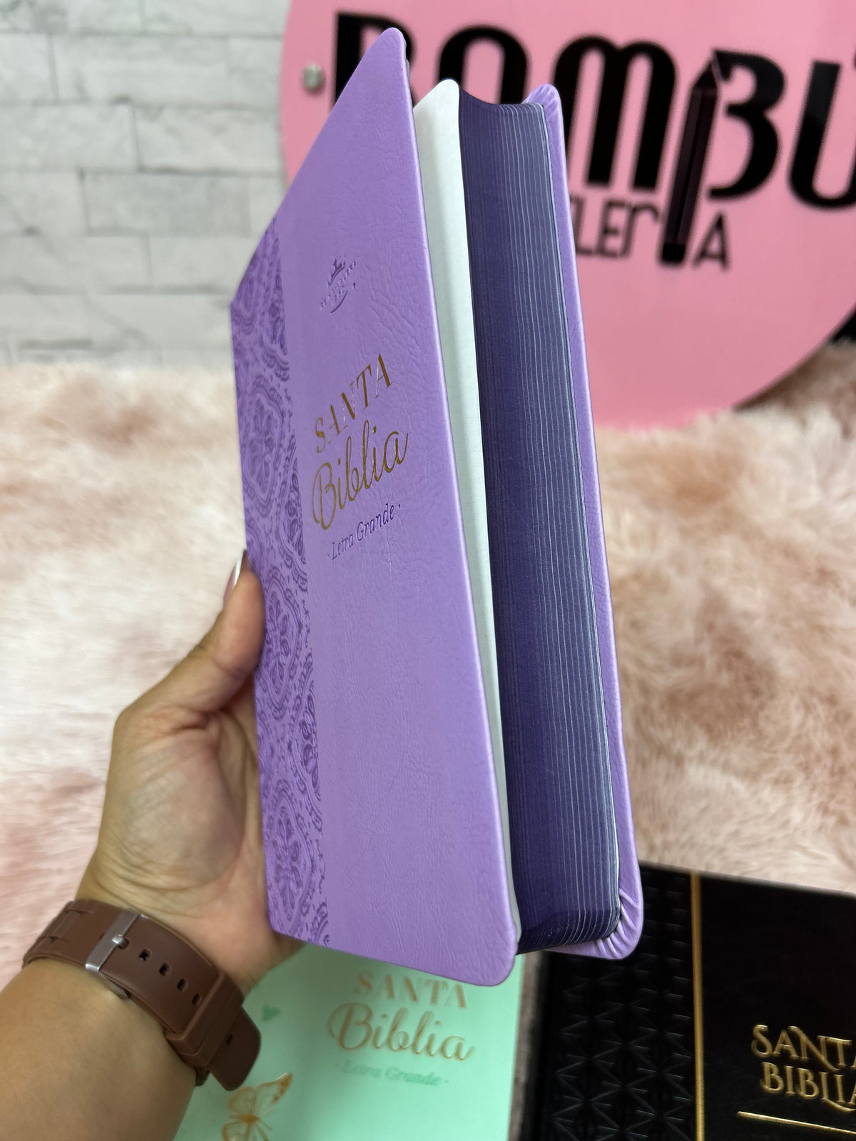 Biblia de letra grande 11,5 puntos en símil piel canto pintado palabras de Jesús en rojo y concordancia