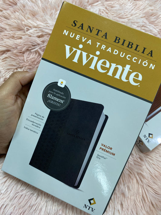 Biblia ultra delgada en símil piel letra mediana versión NTV: nueva traducción viviente