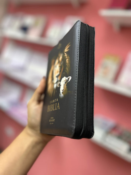 Biblia letra grande 10 puntos con cierre e índice canto pintado palabras de Jesús y concordancia en rojo versión RV1960 león de Juda