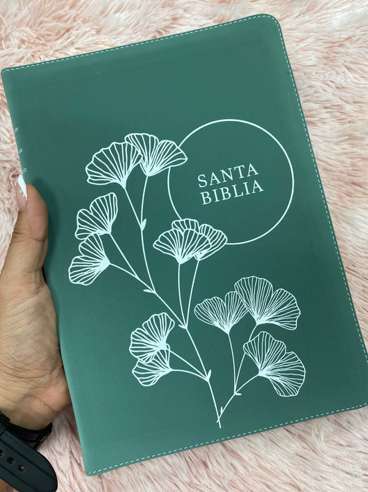 Biblia de referencia en columna central versión NTV de letra grande con cierre símil piel estilo gamuza con concordancia