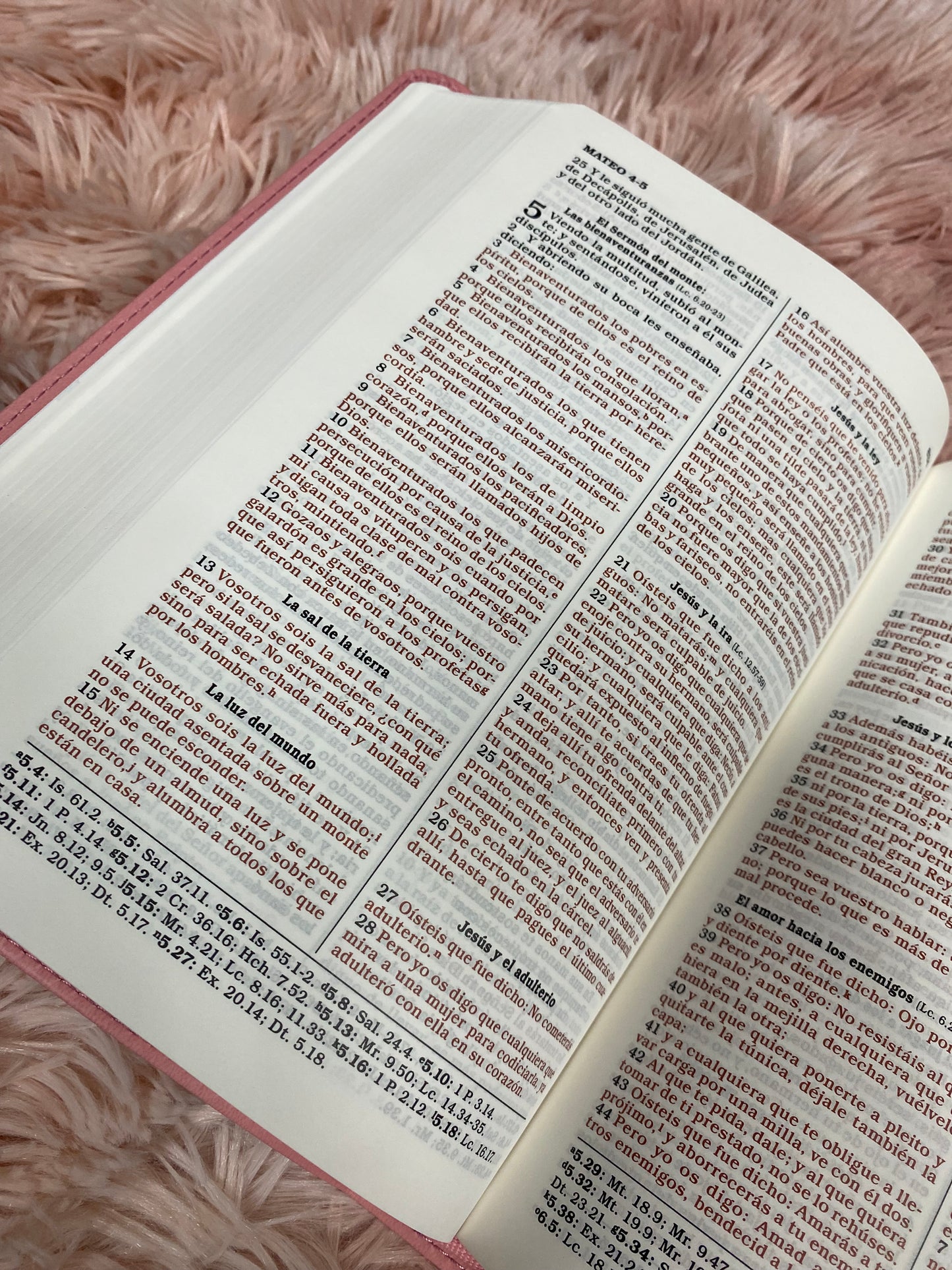 Biblia de regalos y premios en simil piel con palabras de Jesús en rojo y concordancia letra mediana versión RV1960