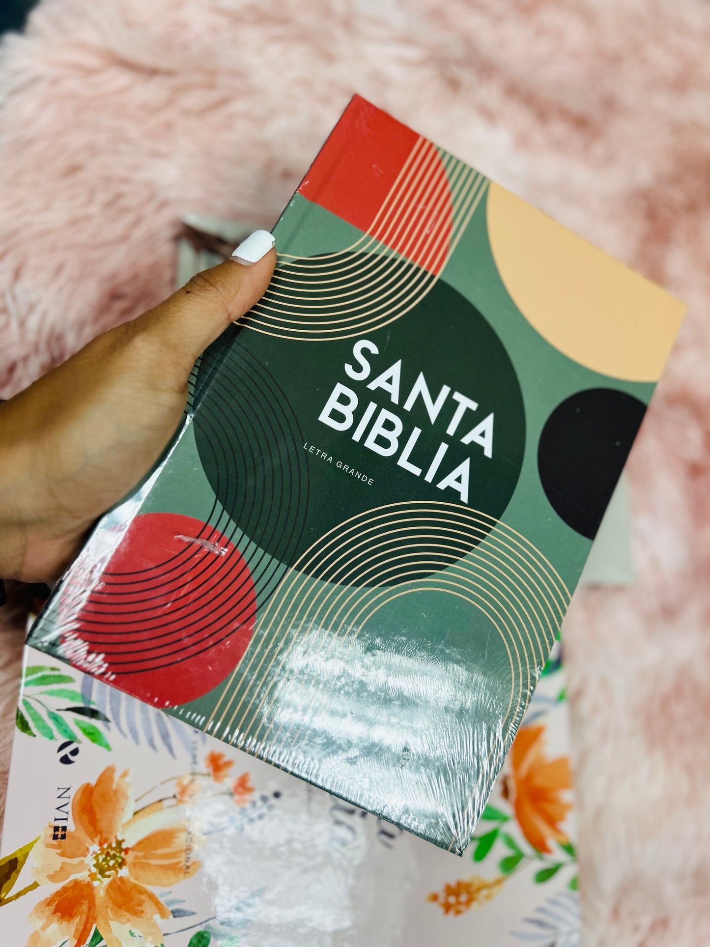 Biblia en tapa dura versión NVI letra mediana