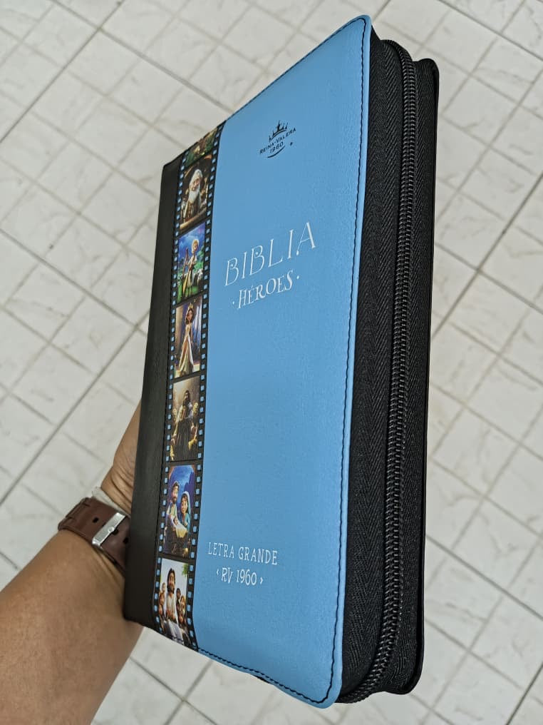 Biblia de héroes con caricaturas para niños azul con cierre letra grande en versión RV1960