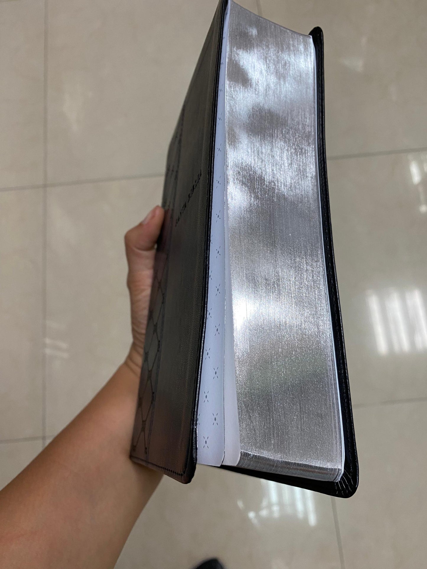 Biblia versión NTV símil piel negra letra grande con concordancia palabras de Jesús en rojo