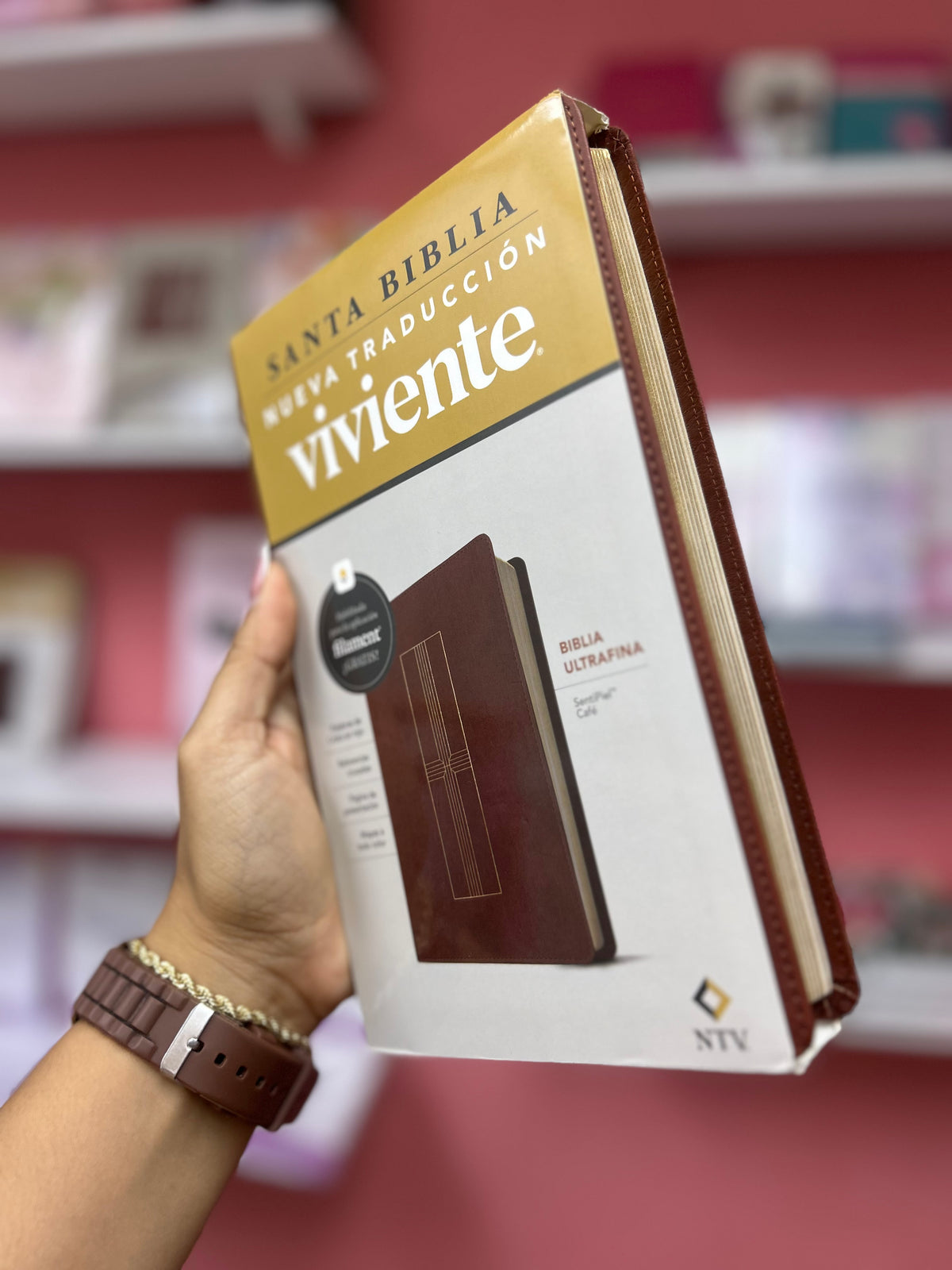 Biblia ultra fina canto dorado versión NTV símil piel letra mediana